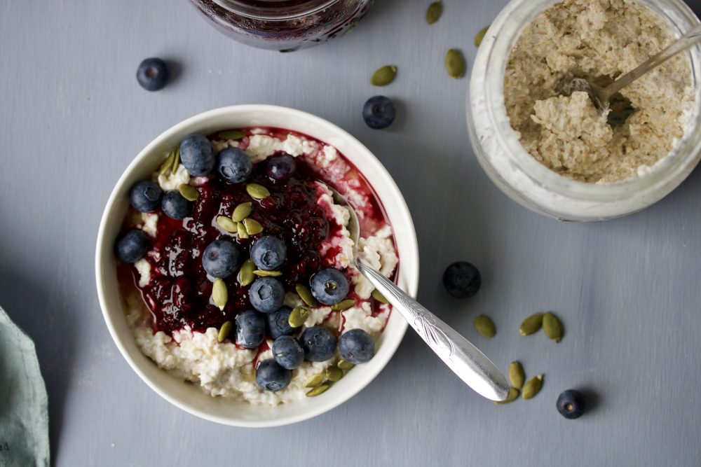 Very berry kjøleskapsgrøt med quinoa (lavFODMAP)