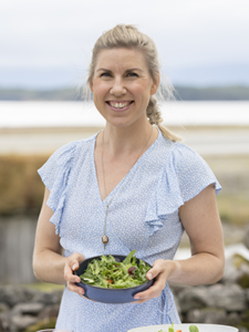 Julianne Lyngstad med salat i bolle