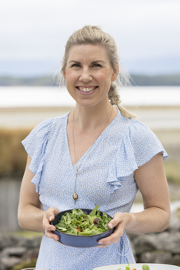 Julianne Lyngstad holder en salatbolle